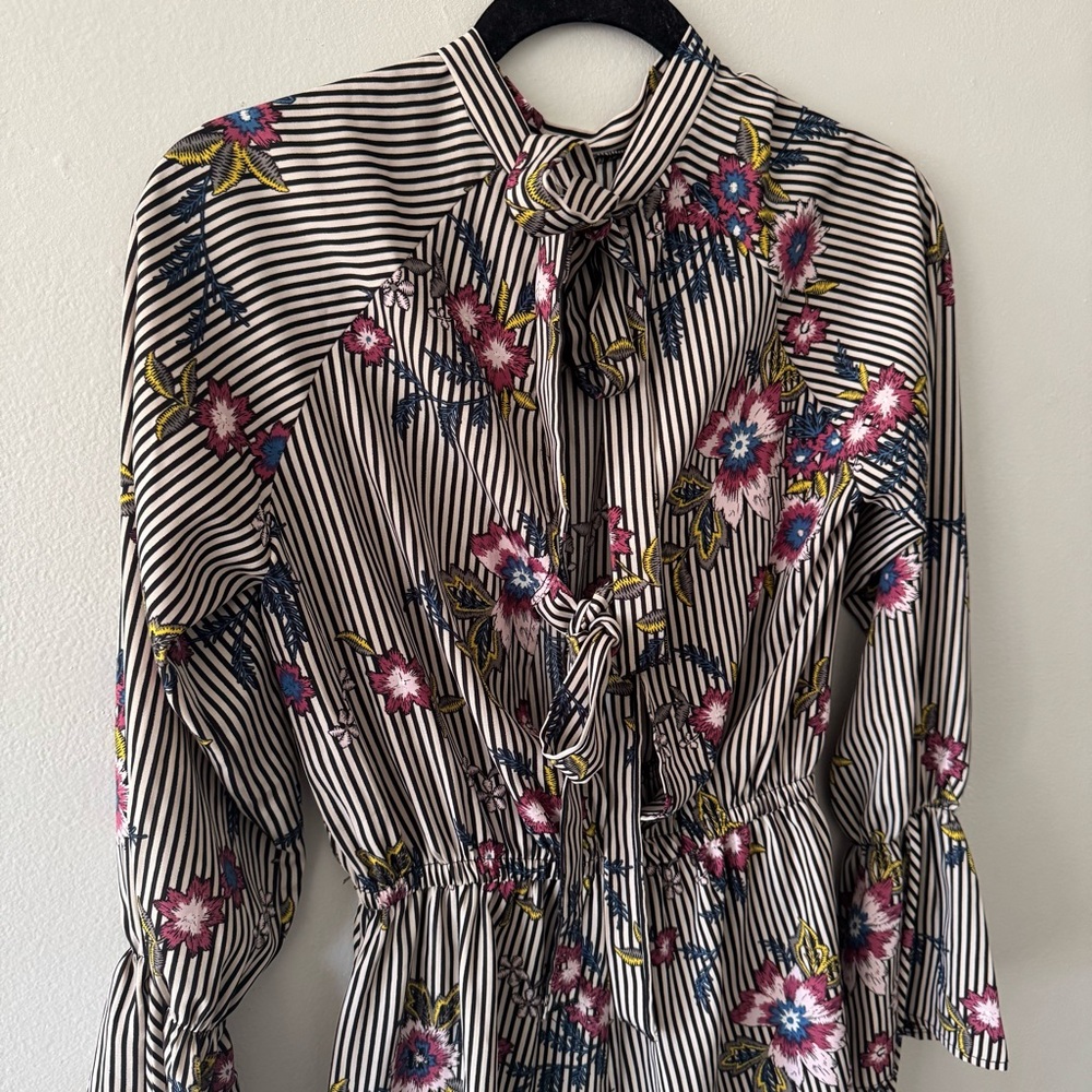 Gilli Striped Floral Bell Long Sleeve Romper Small Open Back Tie Closure - Picture 4 of 13